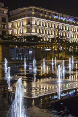 Nice, Fransa - 8 Ocak 2016 üzerinde. Promenade du Paillon ve düz çeşme su onun yansıması bir mimari kompleks bir gece görünümü