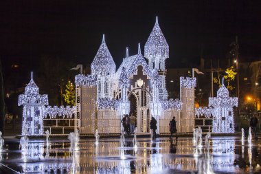 Nice, Fransa - 8 Ocak 2016 üzerinde. Düz Çeşmesi mesire du Paillon Park. Gece görünüm.