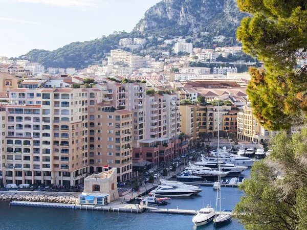 MONTE-CARLO, MONACO, on JANUARY 10, 2016. A view of houses on a slope of the mountain and the yacht at the mooring in a bay — Stock Photo, Image