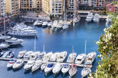 Monte-Carlo, Monaco, üzerinde 10 Ocak 2016. Dağ ve yat bir koyda demirleme, bir eğim evlerin bir görünüm