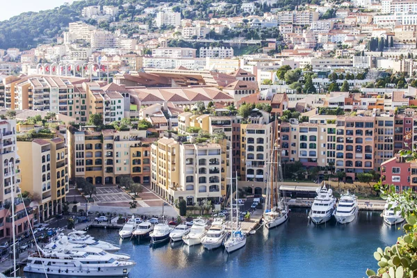 MONTE-CARLO, MONACO, on JANUARY 10, 2016. A view of houses on a slope of the mountain and the yacht at the mooring in a bay — Stock Photo, Image