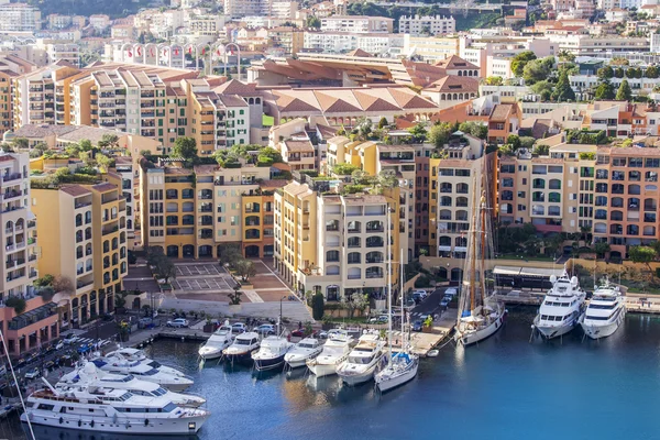 MONTE-CARLO, MONACO, on JANUARY 10, 2016. A view of houses on a slope of the mountain and the yacht at the mooring in a bay — Stock Photo, Image