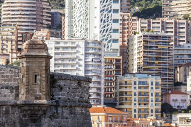 Monte-Carlo, Monaco, üzerinde 10 Ocak 2016. Evleri bir görünümünü dağın yamacında
