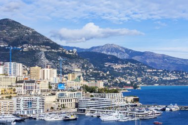Monte-Carlo, Monaco, üzerinde 10 Ocak 2016. Dağ ve yat bir koyda demirleme, bir eğim evlerin bir görünüm