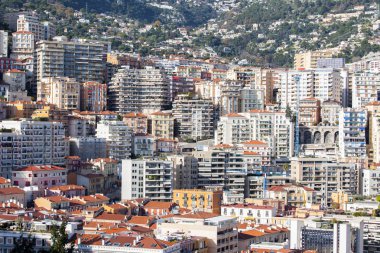 Monte-Carlo, Monaco, üzerinde 10 Ocak 2016. Evleri bir görünümünü dağın yamacında