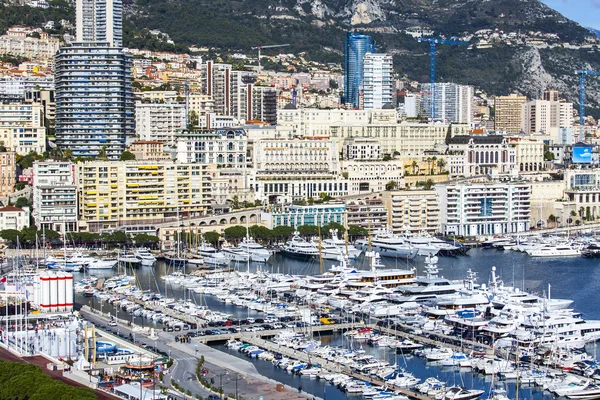 stock image MONTE-CARLO, MONACO, on JANUARY 10, 2016. A view of houses on a slope of the mountain and the yacht at the mooring in a bay