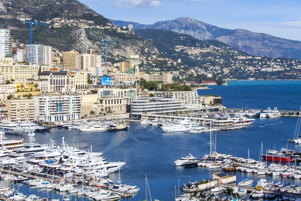 MONTE-CARLO, MONACO, on JANUARY 10, 2016. A view of houses on a slope of the mountain and the yacht at the mooring in a bay — Stock Photo, Image