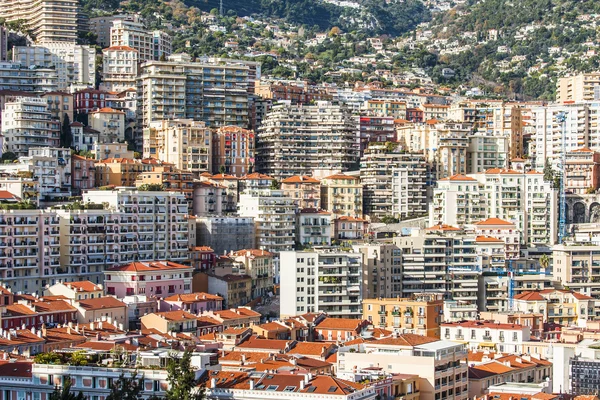 MONTE-CARLO, MONACO, on JANUARY 10, 2016. A view of houses on a slope of the mountain — Stock Photo, Image