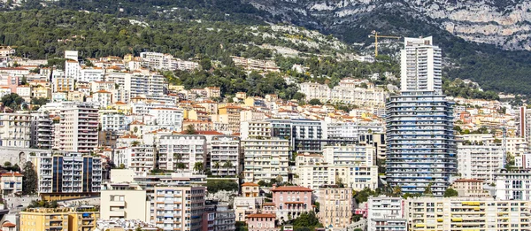 MONTE-CARLO, MONACO, on JANUARY 10, 2016. A view of houses on a slope of the mountain — Stock Photo, Image