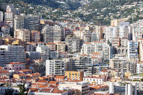 Monte-Carlo, Monaco, op 10 januari 2016. Een weergave van huizen op een helling van de berg — Stockfoto