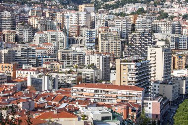 Monte-Carlo, Monaco, üzerinde 10 Ocak 2016. Evleri bir görünümünü dağın yamacında