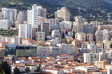 Monte-Carlo, Monaco, üzerinde 10 Ocak 2016. Evleri bir görünümünü dağın yamacında