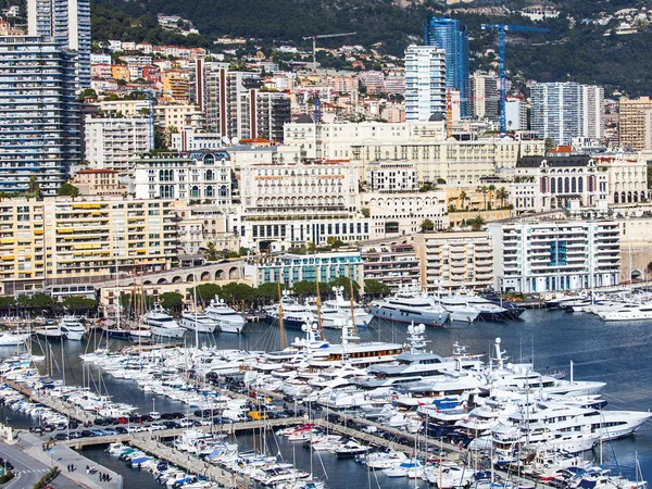 MONTE-CARLO, MONACO, on JANUARY 10, 2016. A view of houses on a slope of the mountain and yachts on the bay — Stock Photo, Image