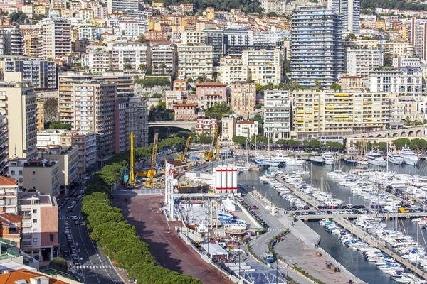 Monte-Carlo, Monaco, na 10 stycznia 2016 r. Widok z domów na zboczu góry i jachty na zatoki — Zdjęcie stockowe