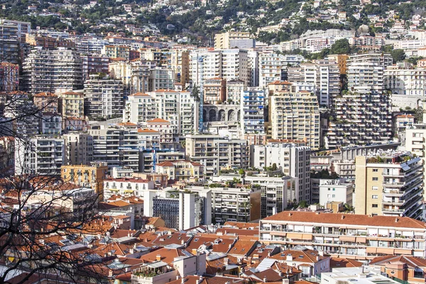 MONTE-CARLO, MONACO, on JANUARY 10, 2016. A view of houses on a slope of the mountain — Stock Photo, Image