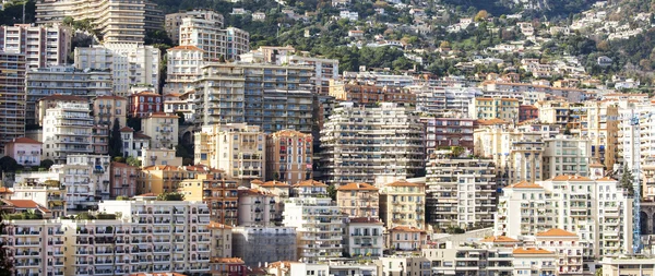 Monte-Carlo, Monaco, op 10 januari 2016. Een weergave van huizen op een helling van de berg — Stockfoto