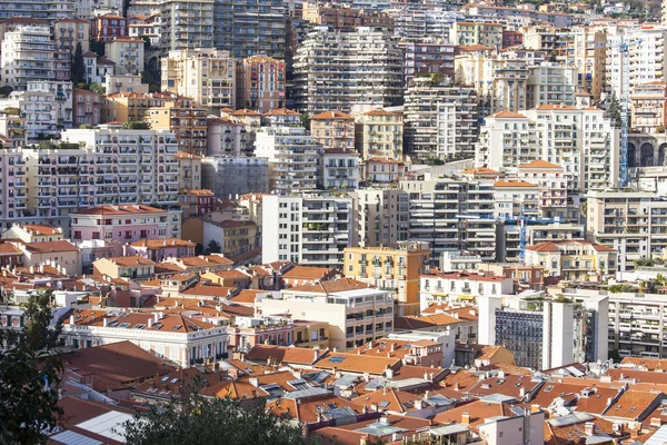 MONTE-CARLO, MONACO, on JANUARY 10, 2016. A view of houses on a slope of the mountain — Stock Photo, Image