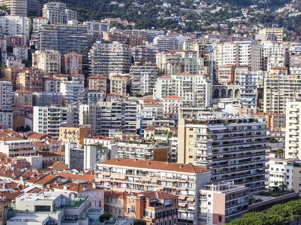 MONTE-CARLO, MONACO, on JANUARY 10, 2016. A view of houses on a slope of the mountain — Stock Photo, Image