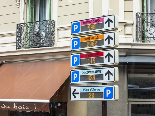 Monte-Carlo, Monaco, na 10 stycznia 2016 r. Elementy nawigacyjne na ulicy miasta — Zdjęcie stockowe