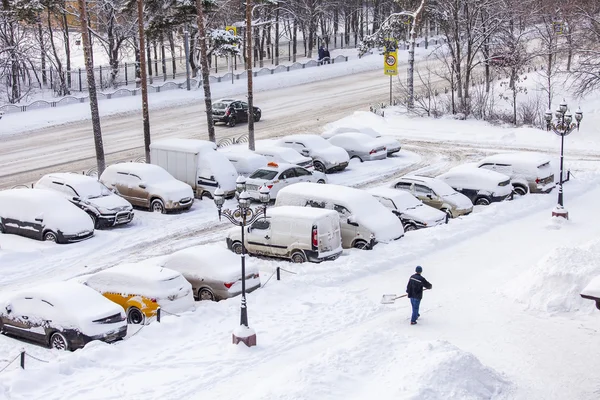 PUSHKINO, RUSIA, el 17 de enero de 2016. Paisaje urbano. Una ventisca en la ciudad. Una vista de la calle y un aparcamiento cubierto de nieve — Foto de Stock