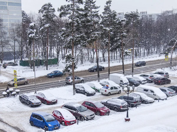 PUSHKINO, RUSIA, el 17 de enero de 2016. Paisaje urbano. Una ventisca en la ciudad. Una vista de la calle y un aparcamiento cubierto de nieve —  Fotos de Stock