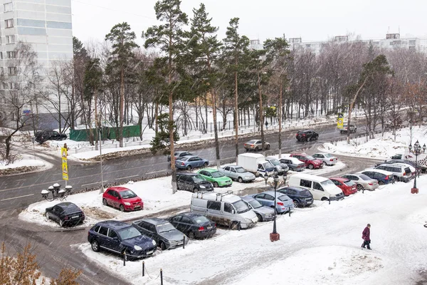 ПУШКИНО, РОССИЯ, 17 ЯНВАРЯ 2016. Город пейзаж. В городе снежная буря. Вид на улицу и автостоянку, покрытую снегом — стоковое фото