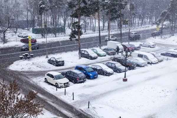 PUSHKINO, RUSSIE, le 17 janvier 2016. Paysage urbain. Un blizzard dans la ville. Une vue sur la rue et un parking couvert de neige — Photo