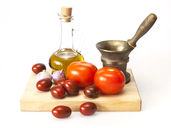 Produkte und Geschirr zum Kochen von Gewürzen aus Tomaten — Stockfoto