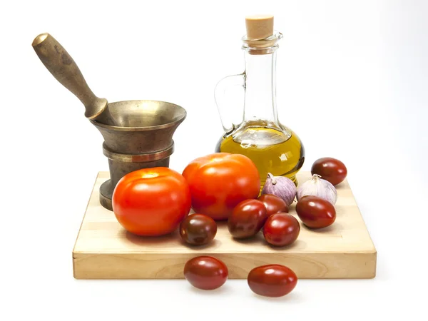 Produkte und Geschirr zum Kochen von Gewürzen aus Tomaten — Stockfoto
