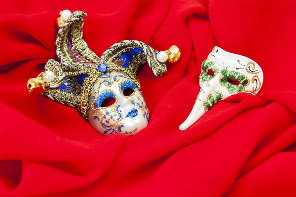 Máscaras típicas de carnaval veneziano em uma vitrine da loja de presentes — Fotografia de Stock