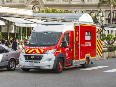 Monte-Carlo, Monaco, üzerinde 10 Ocak 2016. Ambulans araba şehir sokak taşır