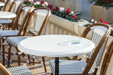 Monte-Carlo, Monaco, üzerinde 10 Ocak 2016. Monaco Casino yakınındaki açık kafe küçük tablolar