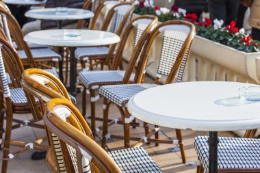 Monte-Carlo, Monaco, üzerinde 10 Ocak 2016. Monaco Casino yakınındaki açık kafe küçük tablolar