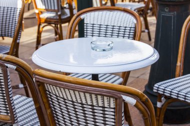 Monte-Carlo, Monaco, üzerinde 10 Ocak 2016. Monaco Casino yakınındaki açık kafe küçük tablolar