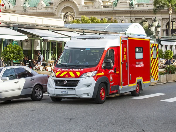 MONTE-CARLO, MONACO, on JANUARY 10, 2016. The ambulance car moves on the city street — Stock Photo, Image