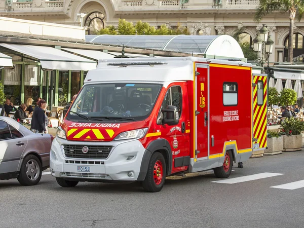 Monte Carlo, Monako, na 10 ledna 2016. Sanitka auto se pohybuje na ulici města — Stock fotografie