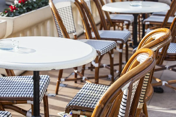 Monte-Carlo, Monaco, üzerinde 10 Ocak 2016. Monaco Casino yakınındaki açık kafe küçük tablolar