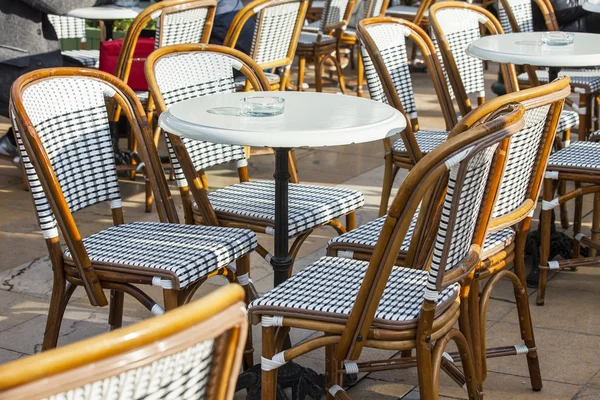 Monte-Carlo, Monaco, den 10 januari 2016. Lite tabeller av utomhus café nära Casino Monaco — Stockfoto