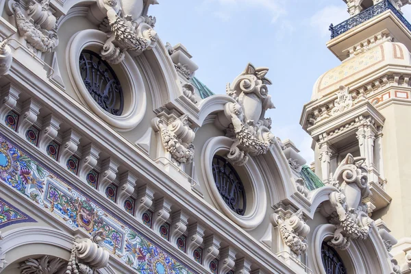 MONTE-CARLO, MONACO, em 10 de julho de 2016. Detalhes arquitetônicos da construção de um cassino em Monte-Carlo . — Fotografia de Stock