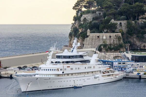 MONTE-CARLO, MONACO, on JANUARY 10, 2016. Picturesque view of the rock and sea bay — Stock Photo, Image