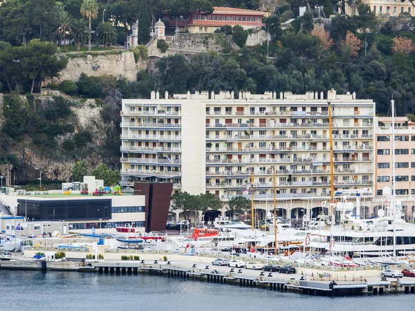Monte-Carlo, Monaco, op 10 januari 2016. Een weergave van huizen op een helling van de berg en de jacht op de ligplaats in een baai — Stockfoto