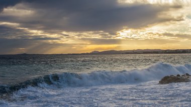 Deniz manzara. Sörf ve fırtına dalgaları satýr günbatımı güneş ışınları ile yaktı.