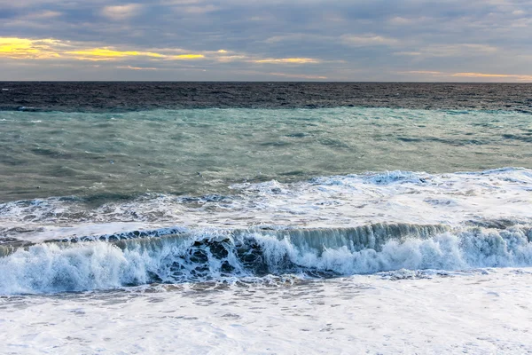 海の風景です。サーフィンと嵐の波のライン点灯日没の太陽の梁. — ストック写真