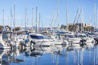 Antibes, Fransa, üzerinde 11 Ocak 2016. Setin Yatlar üzerinde görünümü bir sahilde palamarla. Antibes - Fransız Rivierası'nın şehirlerinden biri