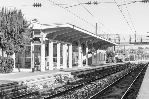 Antibes, Frankreich, am 11. Januar 2016. Bahnhof. antibes - eine der Städte der französischen Riviera — Stockfoto