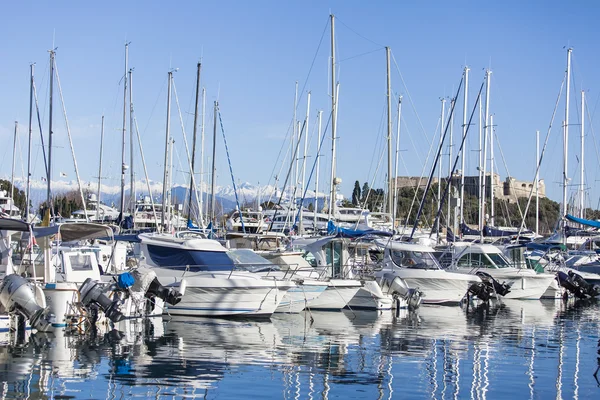 Antibes, Frankrike, på 11 januari 2016. En vy från vallen på båtar förtöjda vid kusten. Antibes - en av städerna på franska Rivieran — Stockfoto