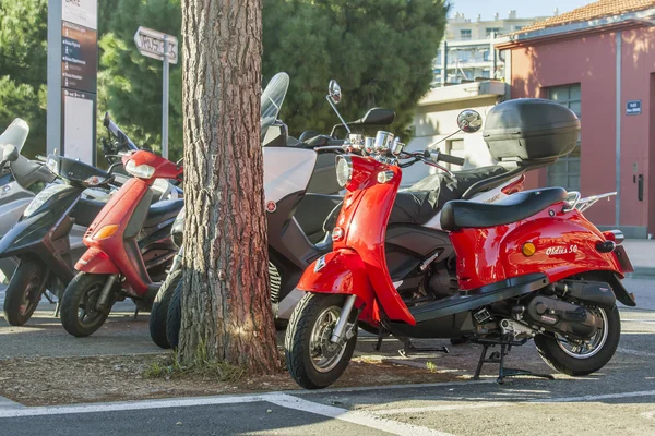 Antibes, Frankrijk, op 11 januari 2016. Stad landschap. De scooters op de stad straat geparkeerd. Antibes - één van de steden van Franse riviera — Stockfoto