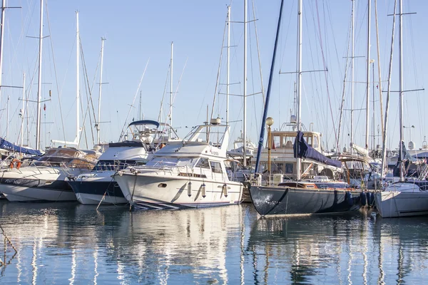 Antibes, Frankrike, på 11 januari 2016. En vy från vallen på båtar förtöjda vid kusten. Antibes - en av städerna på franska Rivieran — Stockfoto