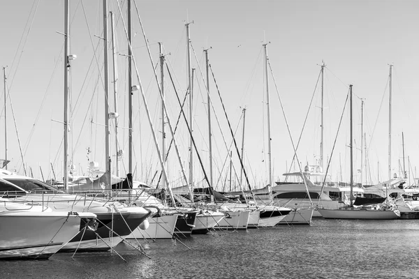 Antibes, Frankrike, på 11 januari 2016. En vy från vallen på båtar förtöjda vid kusten. Antibes - en av städerna på franska Rivieran — Stockfoto