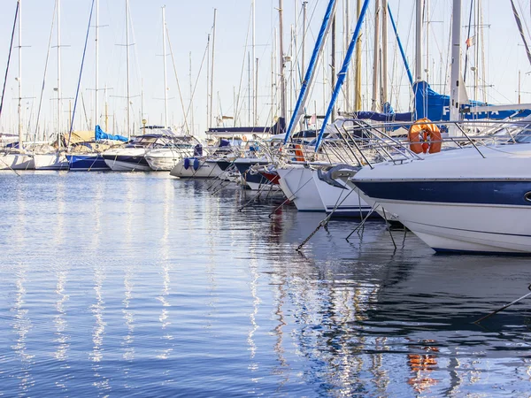 Antibes, Francja, na 11 stycznia 2016 r. Widok z nasypu na jachty zacumowane na wybrzeżu. Antibes - jedno z miast Riwiery Francuskiej — Zdjęcie stockowe